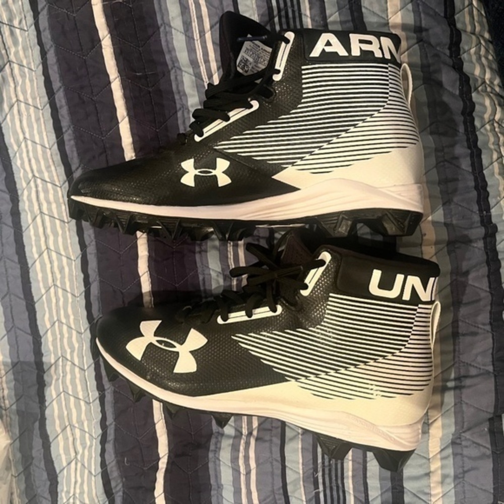 Men’s Under Armour Size 9.5 High Top Football Cleats black and white